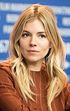 https://upload.wikimedia.org/wikipedia/commons/thumb/5/5a/MJK34388_Sienna_Miller_%28The_Lost_City_Of_Z%2C_Berlinale_2017%29.jpg/100px-MJK34388_Sienna_Miller_%28The_Lost_City_Of_Z%2C_Berlinale_2017%29.jpg